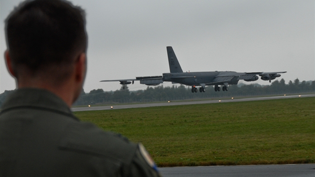 Americký bombardér B-52 pistává na ostravském letiti.