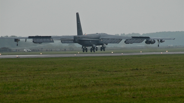 Americký bombardér B-52 pistává na ostravském letiti.