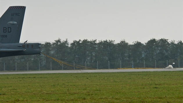 Americký bombardér B-52 pistává na ostravském letiti.