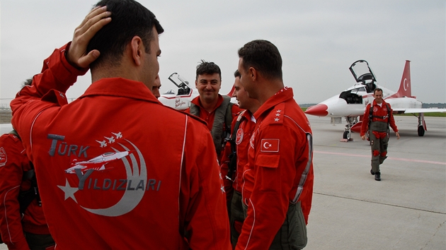 Turecká akrobatická skupina Turkish Stars v Ostrav.