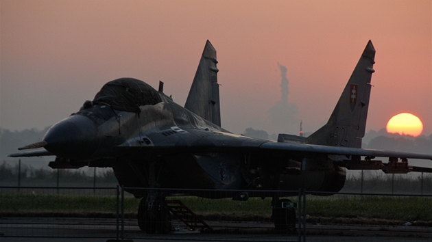 Letoun MiG 29 slovenských vzduných sil. Na rozdíl od JAS-39 Gripen je devtadvacítka koncipovaná jako dvoumotorový stíha pro vybojování vzduné nadvlády. Dokáe lett rychlostí a 2 400 kilometr v hodin.