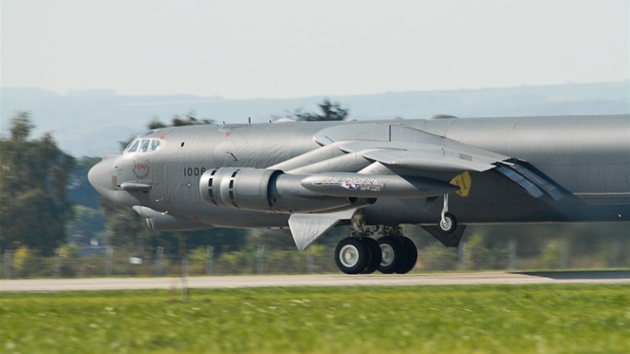 Americký bombardér B-52 startuje z monovského letit