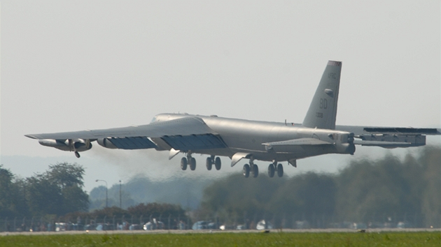 Americký bombardér B-52 startuje z monovského letit