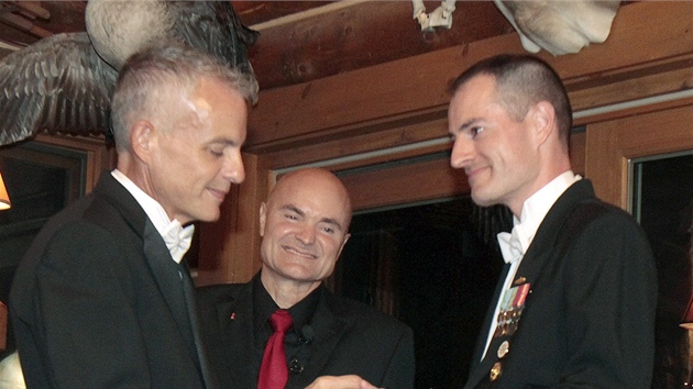 Poručík Gary Ross (vpravo) a Dan Swezy uzavírají svůj sňatek. (20. září 2011) Poručík Gary Ross (vpravo) a Dan Swezy uzavírají svůj sňatek. (20. září 2011)