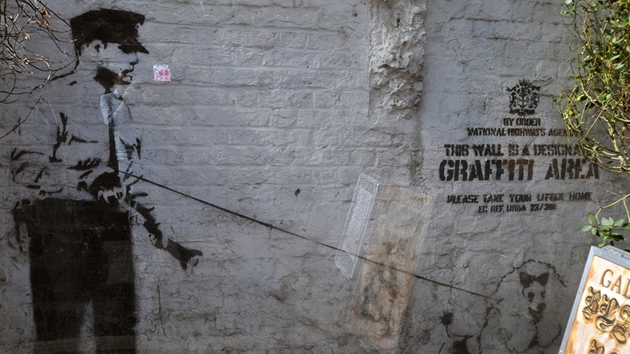 Banksyho graffiti ve východolondýnské tvrti Shoreditch chrání plexisklo.