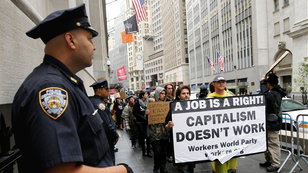 Protestující s transparenty pochodují po Wall Streetu u týden (20. záí 2011)