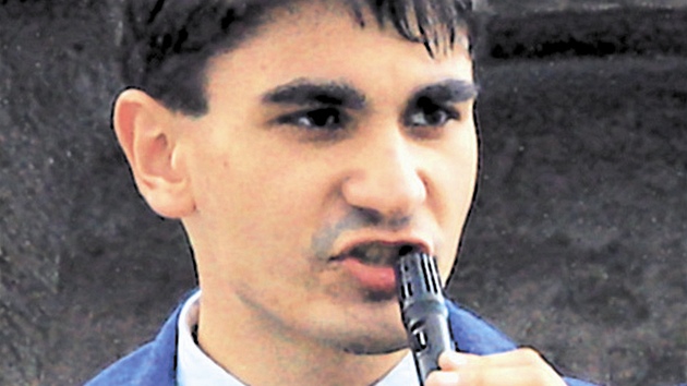 Pravicový extremista Jan Kopal na snímku z demonstrace v roce 2001 Pravicový extremista Jan Kopal na snímku z demonstrace v roce 2001