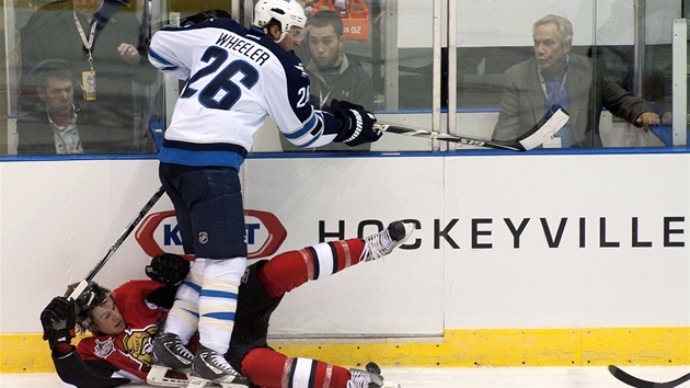 HOKEJOVÉ MSTO. Zápas mezi Winnipegem, její hrá Blake Wheeler práv pendlí