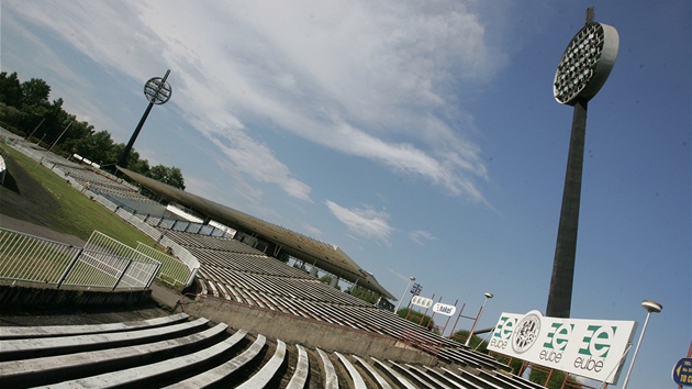 Hradecký vesportovní stadion a lízátka, jak se íká osvtlovacím stoárm. 