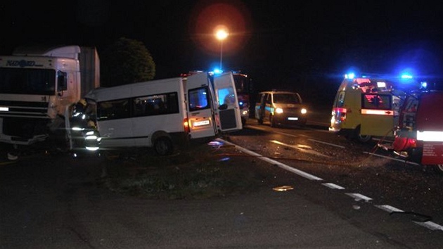 Zdemolovaná dodávka zaklesnutá do kamionu po nehod v Milovicích na Jiínsku.