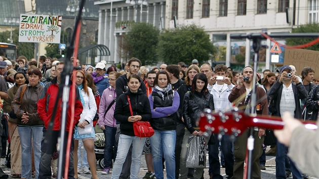 Demonstrace proti kácení strom na námstí Republiky v Pardubicích 