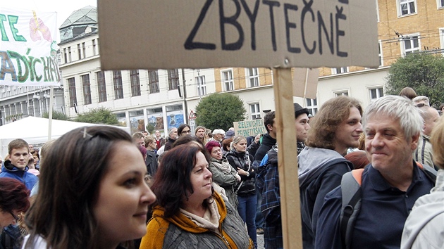 Demonstrace proti kácení strom na námstí Republiky v Pardubicích 