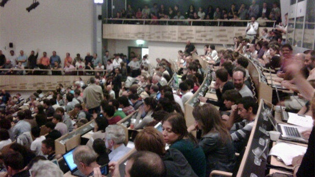 Publikum v posluchárn CERN pi pednáce týmu z experimentu OPERA.