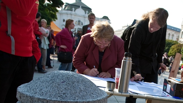 Lidé podepisují petici proti plánovaným tunelm, s nimi poítá nový územní