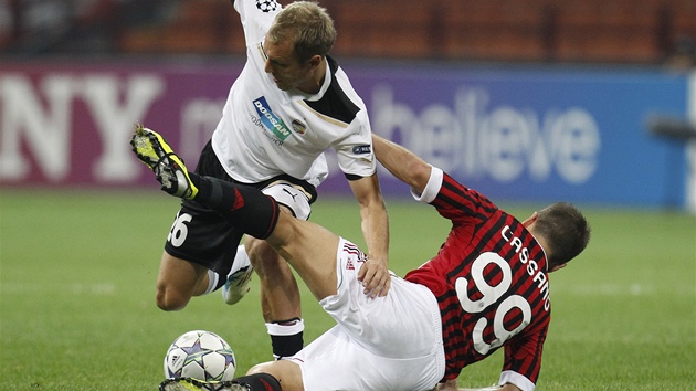 Antonio Cassano, fotbalista AC Milán, a plzeský záloník Daniel Kolá v