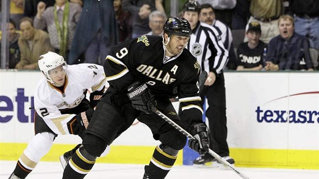 Veterán z Dallasu Mike Modano v utkání proti Anaheimu.