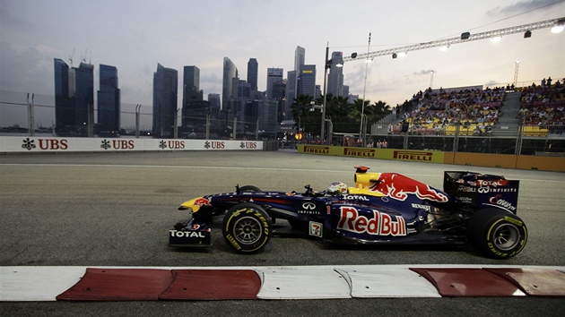 Sebastian Vettel pi tréninku na Velkou cenu Singapuru