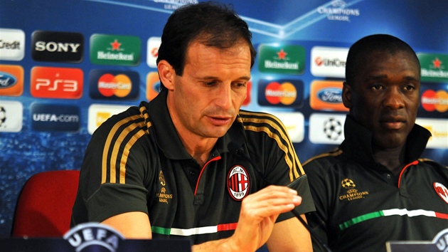 Trenér AC Milán Massimiliano Allegri (vlevo) a Clarence Seedorf  na tiskové