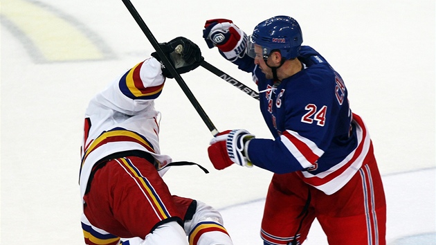 DRSNÝ ZÁKROK. Moravec ze Sparty padá po stetu s Callahanem z New Yorku Rangers.