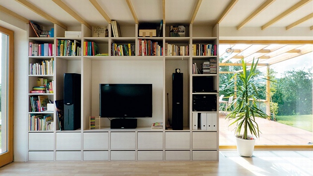 Sestavu v obývacím pokoji navrhli lenové ateliéru A1 stejn jako vtinu