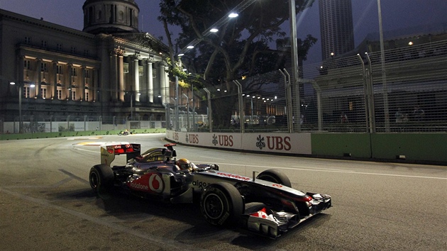 Lewis Hamilton v tréninku na Velkou cenu Singapuru F1.