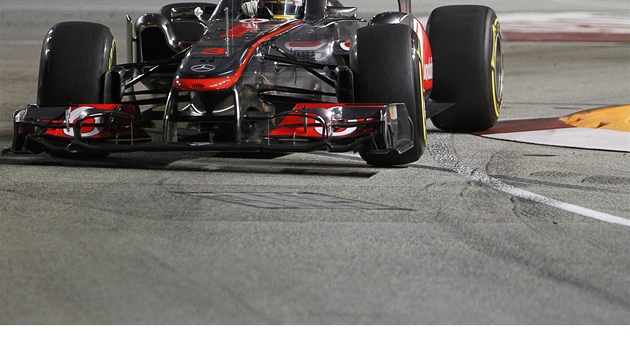 PICHÁZÍ HVZDA. Lewis Hamilton si ve formuli 1 vybudoval respekt, jeho poslední excesy ho vak boí.