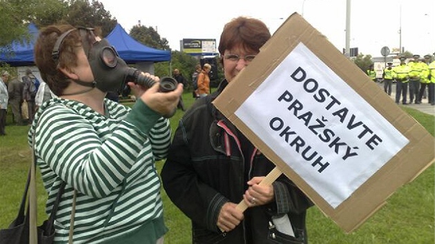 Pípravy na blokádu nájezdu na Jiní spojku na Spoilov. Místním se nelíbí