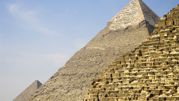 Pyramidy v Gíze. Uprosted je Chefrénova neboli Rachefova pyramida, na jejím