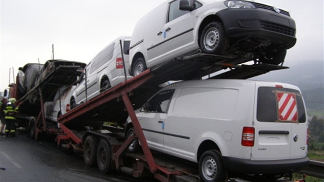 Poárem poniený kamion s osobními auty v Mostech u Jablunkova