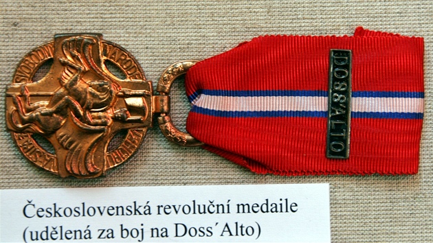 eskoslovenská revoluní medaile udlená za boj na Doss´Alto na výstav