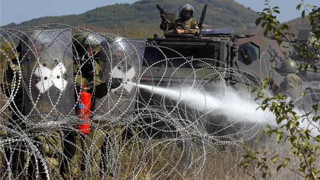 Vojáci KFOR zasahují u pechodu Jarinje slzným plynem proti bouícím kosovským