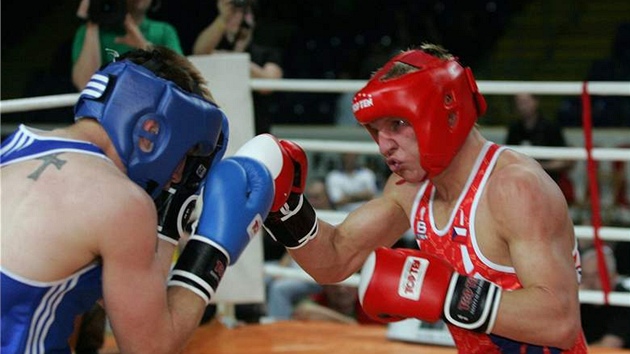 Český boxer Zdeněk Chládek (v červeném) Český boxer Zdeněk Chládek (v červeném)
