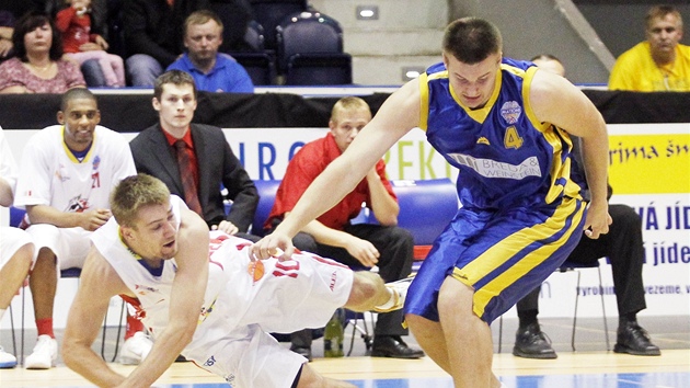 Pardubický rozehrávač Michal Čarnecký (vlevo) padá v souboji s opavským Jiřím Pardubický rozehrávač Michal Čarnecký (vlevo) padá v souboji s opavským Jiřím