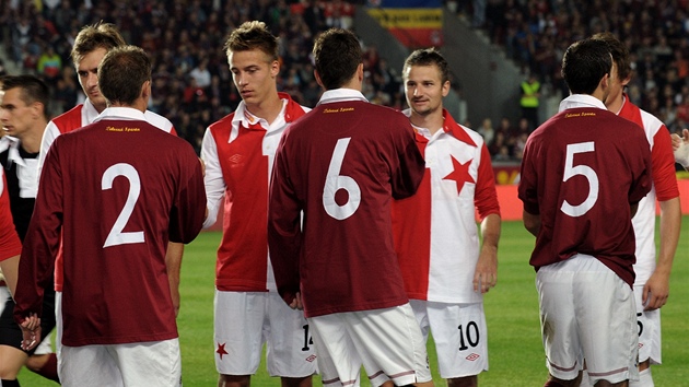 RETRO DERBY. Fotbalisté Sparty a Slavie nastupují do derby v retro dresech.