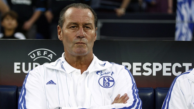 NOVÝ KOU. Huub Stevens, staronový trenér Schalke, sleduje své svence pi