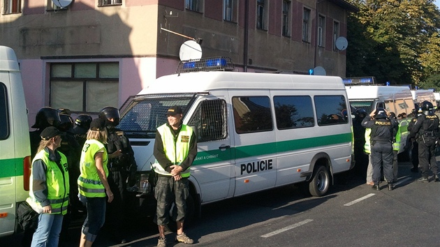 Varnsdorfskou ubytovnu Sport znovu obklopili policist, aby se k n protestujc nemohli dostat (249. 2011)