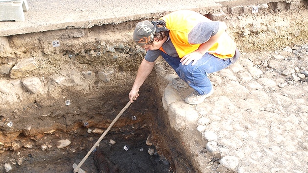 Pod námstím v Bílin objevili archeologové zbytky stedovkého srubu.
