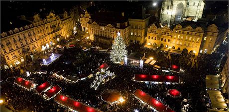 Rozsvícení vánoního stromu na Staromstském námstí si pili prohlédnout