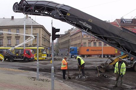 Loni v listopadu byla kvli obnov asfaltového povrchu uzavena kiovatka u Plazy, nyní eká podobný zásah úsek Koterovské tídy.