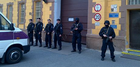 Policisté hlídkují u pokozených vrat Borské vznice, kterými se v noci dostala...