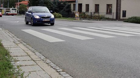 idi srazil na pechodu matku s koárkem a poté z místa nehody ujel, policisté pi pátrání prosí o pomoc pípadné svdky. (Ilustraní snímek)