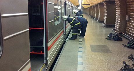 Hasii zasahují ve stanici metra Jinonice poté, co vlaková souprava zkratovala