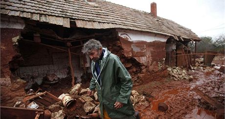 Janos Fuchs v troskách domu své matky v maarské obci Kolontár poté, co vesnici zaplavil kal z nedaleké hliníkárny. (6. íjna 2010)