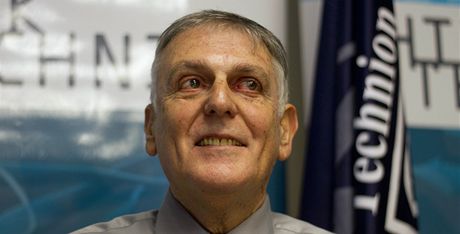 Profesor Daniel Shechtman nedávno oslavil sedmdesátiny.