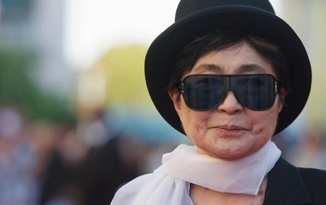 Yoko Ono na premie filmu George Harrison: Living in the Material World...