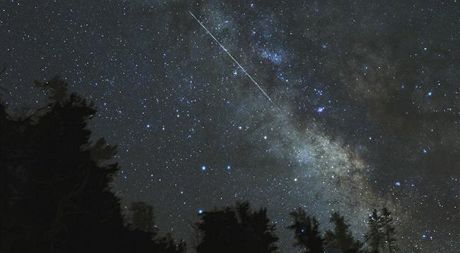 Jasný meteor z roje Lyrid se podailo v dubnu 2009 vyfotit Tonymu Rowellovi.
