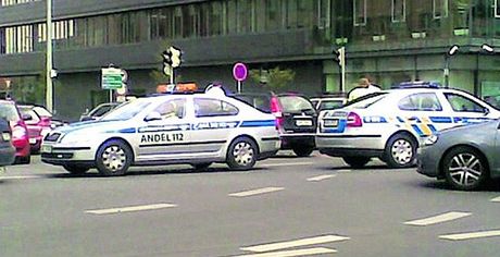 Vlevo vz asistenní sluby Andl 112, vpravo Policie R