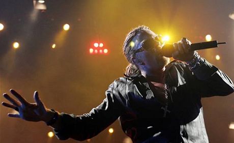 Axl Rose z Guns N Roses si zejm zkusí úlohu zpváka legendárních AC/DC.