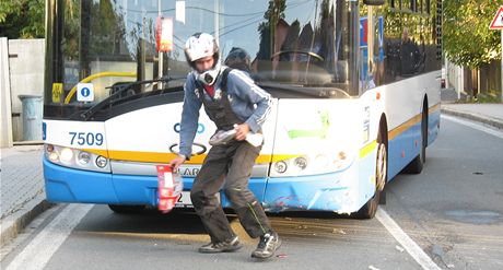 Dopravní nehoda motorkáe a autobusu MHD v Ostrav-Martinov