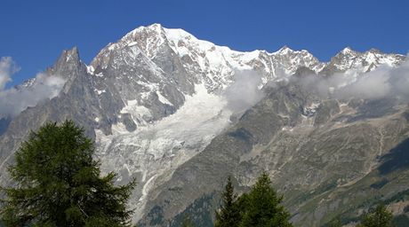 Mont Blanc z hebene Mont de la Saxe. 